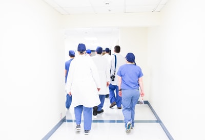 一群医生走在医院走廊上
